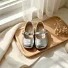 Sapatos femininos retrô de couro com bico fino, novos sapatos Mary Jane prateados estilo princesa 2026, sapatilhas infantis de tamanho pequeno e médio, antiderrapantes