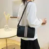 Artículo popular de comercio exterior: bolsa cilíndrica con tiras de piel suave, correa ancha para el hombro, bolso de mujer con tacto de calidad, adecuado para el uso diario, se puede llevar al hombro o cruzado