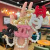 Suministro Exclusivo Transfronterizo de Llaveros de Arcilla con Diamantes, Varios Logotipos de Marca, Cadenas de Perlas Estilo Chanel y Charms para Bolsos de Mujer