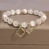 Elegante Pulseira de Opala 2025 Nova Feminina Primavera e Verão Trevo de Quatro Folhas Corda de Fio de Cristal Corda de Fio de Pérola Transferência