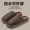 Chinelos de algodão impermeáveis de couro, tamanho grande, para outono e inverno, unissex, com forro de fleece, solas grossas, duráveis, quentes e adequados tanto para uso interno quanto externo; atacado disponível