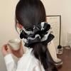 Scunchie Extra Grande Plisado de Tres Capas con un Tacto de Alta Gama, Liga para el Cabello con Bloque de Color Blanco y Negro, Accesorio para el Cabello Versátil, Liga para el Cabello Simple para Mujeres