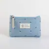 Bolsa de maquillaje de lona con estampado de letras estilo Ins, impermeable y portátil, adecuada para estudiantes como portalápices u organizador de artículos de tocador de viaje.