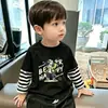 Camiseta de manga comprida para meninos, novo modelo primavera e outono 2026, blusa básica soltinha infantil, top listrado para meninos, outono