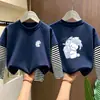 Nova Camiseta de Manga Longa 100% Algodão para Meninas Primavera/Outono 2026 Patchwork Listrado Moda Falsa Duas Peças para Crianças Médias e Grandes