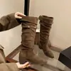 Botas altas plissadas empilhadas com salto grosso, novo modelo outono/inverno 2026, design em camurça com fivela de cinto, botas longas estilo western, botas de equitação