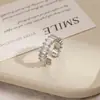 Anel Exquisito Aberto de Zircônia para Mulheres, Estilo Ins de Luxo Leve, Sensação de Alto Padrão, Anel Versátil para o Dedo Indicador, Design Moderno e Único, Cobre