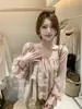Blusa Feminina Manga Longa Gola Quadrada com Babados e Patchwork de Renda Francesa AS OFFICIAL Outono 28878 (com lenço)