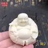 Talla de Fruta Marfil del Buda Maitreya, una Figura de Buda Sonriente, un Símbolo de Armonía, Mascota de Té, Decoración de Oficina, Artesanía al por Mayor