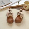 026 Zapatos de algodón nuevos de invierno para niños, mocasines de princesa estilo coreano para niñas con forro de felpa, zapatos pequeños de cuero modernos y cálidos