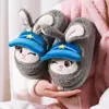 Pantuflas de algodón EVA para invierno, con un lindo diseño de conejo policía, son cálidas, forradas de felpa y adecuadas tanto para niños como para niñas, así como para que padres e hijos las usen en casa.. También son antideslizantes y tienen una suela gruesa