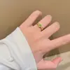 Anel Quadrado de Ouro com Peridoto Natural, Diamante Brilhante e Granate Escovado para Mulheres, Exquisito e Único com um Toque de Luxo