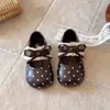 Zapatos de piel de lunares para bebé niña, zapatos de princesa retro con lazo de encaje para otoño e invierno, zapatos infantiles de suela blanda con velcro
