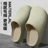 Chinelos de algodão impermeáveis para mulheres, novo estilo outono/inverno 2026, chinelos internos para casa com forro de fleece para aquecimento, solas grossas e design antiderrapante