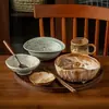 Conjunto de louça de cerâmica estilo rústico para uma pessoa, com design minimalista, incluindo tigelas, pratos e uma caneca, adequado para uso doméstico, restaurantes e para servir sopas ou macarrão.