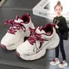 Sapatos Infantis Sapatos Esportivos para Meninos 2026 Nova Primavera Sapatos Casuais Brancos para Crianças Sapatos de Couro Antiderrapantes Estilo Pai para Crianças de Meia-Idade e Grandes