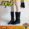 Botas Femininas de Camurça Bico Fino Apontado Cano Médio Slim Outono/Inverno 2026 Nova Moda com Solado Macio e Salto Embutido Botas de Moda de Nicho