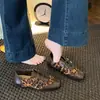 Zapatos planos ligeros 2026 nuevos versátiles de punta cuadrada pequeños de cuero con hebilla, estilo británico, suela suave, correa retro, negros para mujer
