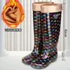 Botas de chuva longas, extra-altas, impermeáveis, antiderrapantes e quentes, com forro de fleece, adequadas para mulheres, capas de sapato de borracha, botas de água e sapatos de cano alto para adultos