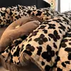 Manta con Estampado de Leopardo Maillard de Piel de Conejo Juego de Cuatro Piezas Invierno Engrosado Cálido Sábana Bajera y Funda de Edredón de Terciopelo de Leche Ropa de Cama
