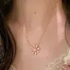 El mismo collar con colgante de margarita de diamante rosa romántico y baja saturación de Xiaohongshu, accesorios de cadena para la clavícula son exquisitos y de alta gama