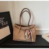 Bolso nuevo 2026, colección de otoño de moda, bolso de hombro de gran capacidad, diseño elegante y sofisticado, perfecto para los desplazamientos diarios de las mujeres