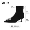 Botas de salto agulha bico fino ZHR para mulheres, nova coleção outono/inverno 2026, botas de cano curto justas com strass, botas elásticas de camurça preta