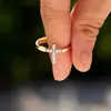 Anillo de Cruz de Diamantes Completo de Venta Caliente Transfronterizo para Mujer, Simple, de Alta Gama, Exquisito y de Moda Versión Vertical, Anillo Abierto Brillante Europeo y Americano