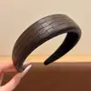 Diadema de Esponja Color Café Otoño Invierno para Mujer Estilo Coreano Uso Diario Versátil Diadema Alta para la Frente para Lavarse la Cara Atadura de Pelo Pinza para el Cabello