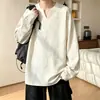 Camiseta V-neck manga longa lavada com efeito desgastado e rasgos para homens, peça básica de outono estilo streetwear americano, top interno com caimento relaxado retrô