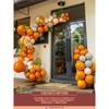 La atmósfera en la puerta de la ceremonia de inauguración de la gran y auspiciosa cesta de flores está decorada con globos y columnas.. La escena de la celebración del aniversario del centro comercial.