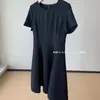 Falda de temperamento superadelgazante cola de pez elegante entallada a la cintura corte al bies cuello redondo manga corta acetato pequeño vestido negro 11805