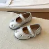 Sapatos Mary Jane de Couro para Meninas de 3-6 Anos Estilo Outono Solado Macio Sapatos Doces de Princesa Sapatos Individuais Prateados Estilosos Sapatos de Performance Infantil