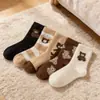 Calcetines de Terciopelo de Visón con Osito Otoño Invierno de Media Pantorrilla Lindos de Dibujos Animados Cálidos de Piel Sintética de Visón Calcetines de Mujer Suaves Pegajosos para el Hogar Cálidos Venta al por Mayor