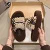 Pantuflas de algodón para usar en exteriores, suela gruesa, cálidas, pantuflas peludas para mujer, invierno, punta abierta, cómodas, lazo, dulces, perla, correa única