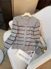Cárdigan de punto de manga larga a rayas con bloques de color y cuello redondo estilo coreano para mujer, nueva chaqueta superior casual ajustada para otoño de 2026