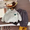 Conjunto de Ropa Infantil 2026 Otoño Nuevo Estilo Temática del Bosque Camisa Retro Personalizada con Cuello y Pantalón Largo Casual Conjunto de Dos Piezas para Niños