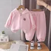 Conjunto de inverno para meninas 2026 novo estilo, jaqueta com capuz e zíper espessa para bebês meninas, roupas de inverno infantis, conjunto de duas peças com forro de fleece