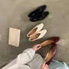 Nuevos y elegantes zapatos planos de punta cuadrada 2026, que aumentan la altura, simples y elegantes, con suelas suaves y piel suave, diseñados para mujeres