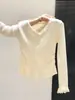 Elegante diseño de top de punto con escote en V y ribete de encaje para mujer, nuevo estilo otoño 2026, entallado a la cintura, fruncido, top corto 10241