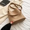 Bolso de Mano Pequeño Elegante de Gama Alta 2026 Nuevo Bolso para Mujer Verano Moderno Versátil Bolso Cruzado Popular Bolso Cubo de Hombro