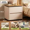 Mesita de noche de madera maciza cuidadosamente seleccionada, modelo nuevo para uso doméstico, lujo ligero, estilo vintage pequeño color crema, mueble de almacenamiento de alta gama para mesita de noche