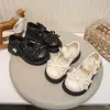 Zapatos de piel para niña 2026 nuevo primavera y otoño zapato negro con lazo estilo princesa casual suela suave zapatos de vestir estilo princesa para niña
