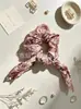 Scrunchie versátil e estiloso em malha floral com formato de coração, estilo coreano. Suprimento para loja de acessórios. Fábrica de origem