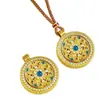 Colgante Redondo Estilo Tíbet Chapado en Oro con Flores Huecas Talladas e Incrustaciones de Diamantes, Cobre Chapado en Oro, Presentando un Delicado Diseño de Turquesa, Exquisito y Versátil