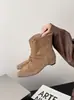 Botas de Caballero Estilo Retro para Mujer 2026 Otoño Nueva Llegada Tobillo Corto Tacón Grueso Aumento de Altura Versátiles Piel Mate Fruncidas Botas de Moda