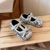 Sapatos de Princesa com Laço para Menina 2026 Outono Novo Estilo Lantejoula Couro para Bebê Solado Macio Antiderrapante Sapatos de Bebê Tendência