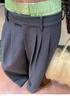 Elegante Traje Gris de Dos Piezas Falsas con Bloques de Color Verde Pantalones Casuales
