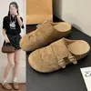 Mules planos estilo Birkenstock de suela gruesa para mujer, nuevo modelo otoño 2026, para aumentar la altura, zapatos cerrados planos retro para uso en exteriores