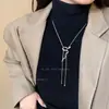 Collar de Serpiente Plateado para Mujer Otoño e Invierno 2025 Lujo Juvenil Gama Alta Cadena para Sudadera Cadena Larga para Suéter Accesorios